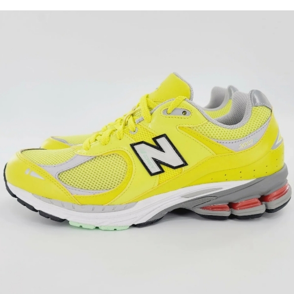 - New Balance 2002R Yellow Lime M2002RLC Men\'s Size 8 women\'s 10 Running main image 4